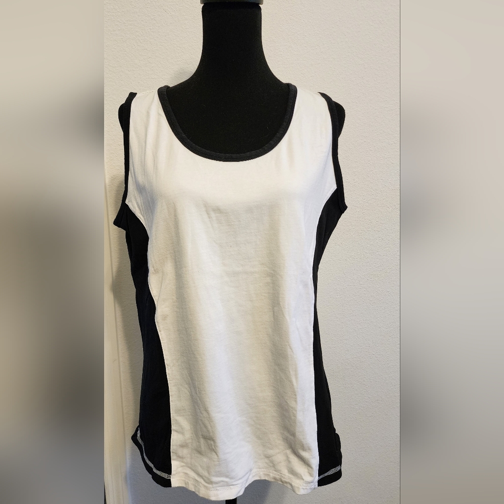 AVX Women's Black and White Sleeveless Top